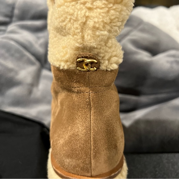Selling these stylish winter Chanel boots. Can be dressed up/down worn2-3x - Picture 2 of 6
